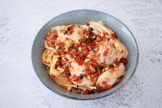 把腌制好的鸡肉放入可以上锅蒸的盘中