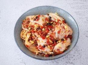 把腌制好的鸡肉放入可以上锅蒸的盘中