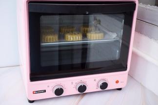 再放入预热好的烤箱，上下火180度，中层烤5分钟定型