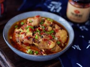 蒸好取出撒上葱花即可