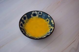 蛋黄加8克清水搅拌均匀后过筛备用