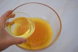 加入花生油，继续用手动打蛋器搅拌均匀