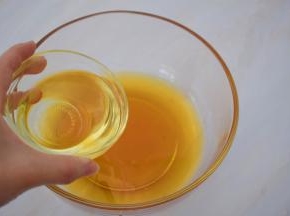 加入花生油，继续用手动打蛋器搅拌均匀