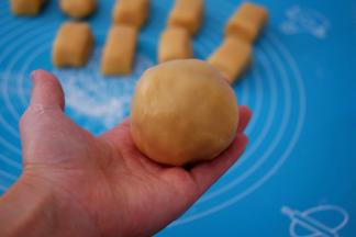 收紧收口再揉成光滑的圆球状