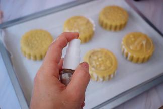 依次全部做好，月饼表面喷水