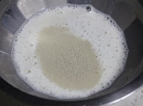 第一款： 1.牛奶➕酵母混合后放3分钟