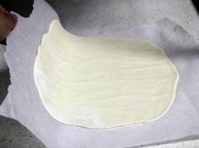 第一款：5.擀成20厘米直径的圆饼，发酵10分钟