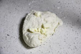 第三款：3.揉成团加入黄油
查到的介绍说不用手和面，我做不到，遇到懂的人指点^_^。