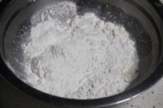 第二款：2.放入面粉，筷子搅拌