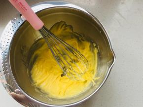 1、黄油室温软化，用手抽搅拌成膏状。分次加入糖粉，搅拌均匀。