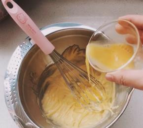 2、全蛋液打散，分次加入到黄油中，每次都要充分的搅打进去，再加下一次。