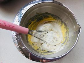 3、将低粉，玉米淀粉与泡打粉事先混合后筛入黄油膏中。