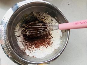 4、加入可可粉，搅拌均匀。