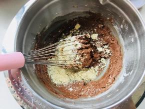 搅拌至无干粉后，加入杏仁粉。