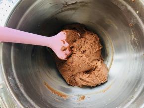 6、搅拌均匀后的面糊呈现乳霜状。