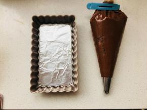 7、学厨长方形派盘，底部包裹锡纸。面糊分成两部分，130克用于饼底。剩下部分装入裱花袋。配八齿花嘴。