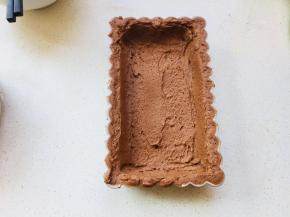 8、留出的130克面糊放入派盘中，抹平。边缘要压出一定厚度。