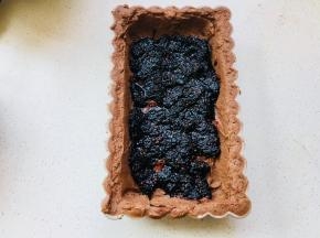 9、加入桑椹果酱，铺满饼底。