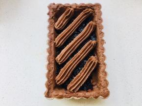 裱花袋中的面糊，按平行斜线的挤法，挤于果酱上。