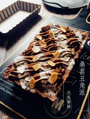 糖粉的装饰，可以根据自己喜好，只需要一直纸，分段覆盖住蛋糕体，就可以筛出糖粉的纹路。