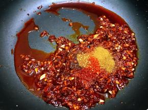 翻炒出红油后，加入辣椒粉，花椒粉，孜然粉