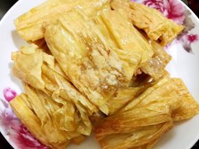 捞出煎好的腐竹