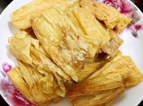 捞出煎好的腐竹