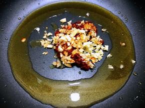锅里留住油，最小火加入姜蒜末和郫县豆瓣酱