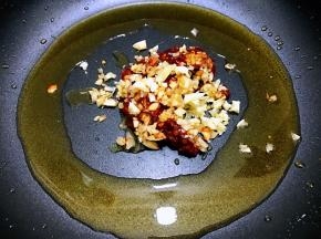 锅里留住油，最小火加入姜蒜末和郫县豆瓣酱