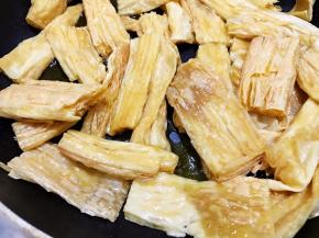 煎制微黄微微发硬（不建议煎至酥脆后面口感会不太好）