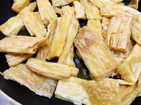 煎制微黄微微发硬（不建议煎至酥脆后面口感会不太好）