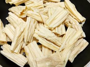 锅里加入多些的植物油，油温升高后转最小火放入腐竹