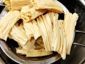 泡发好的腐竹挤干水份后切成小段