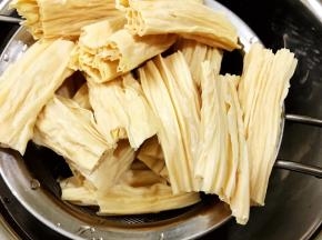 泡发好的腐竹挤干水份后切成小段