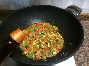 倒入适量生抽翻炒30秒即可关火。