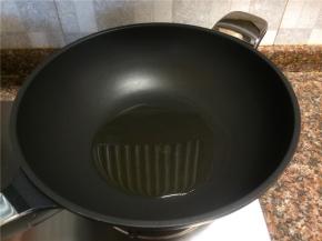 热锅倒油烧至八成热。