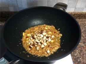 放入香菇翻炒30秒。