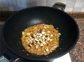 放入香菇翻炒30秒。