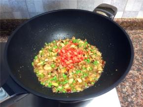 放入胡萝卜翻炒30秒。