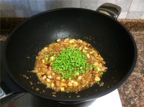 放入豇豆翻炒30秒。