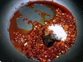 加入蚝油，白糖，鸡粉