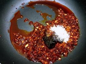 加入蚝油，白糖，鸡粉