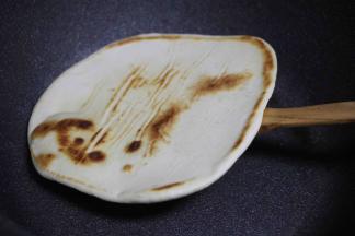 第二款：（1-3步同第一款）
4.擀成15厘米直径的饼，发酵10分钟。 
锅子涂黄油，小火烤2分钟，翻面（如图）小火烤另一面5分钟左右。