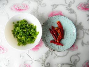 香葱切碎，红辣椒备好