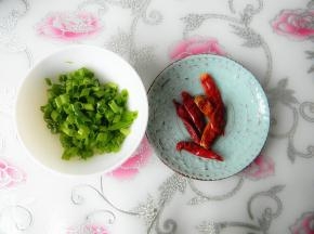 香葱切碎，红辣椒备好