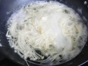 烧开水，放入金针菇，煮5分钟