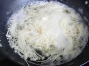 烧开水，放入金针菇，煮5分钟