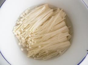 金针菇切去根部冲洗干净