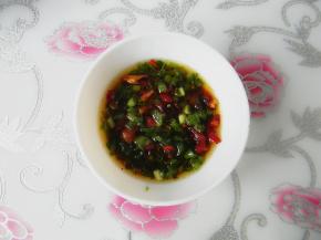 在放入糖醋和酱油，一点盐，倒入小半碗水，搅拌均匀，可以品尝下是不是自己喜欢的味道，在酌情添加需要的调料。