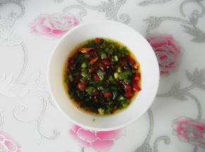 在放入糖醋和酱油，一点盐，倒入小半碗水，搅拌均匀，可以品尝下是不是自己喜欢的味道，在酌情添加需要的调料。